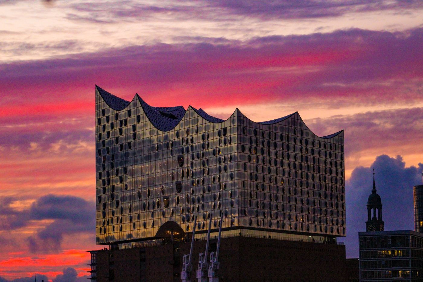 Die Elbphilharmonie Hamburg vor einem Sonnenuntergang