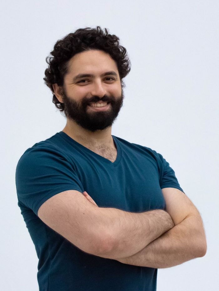 Portrait einer Person mit verschrenkten Armen