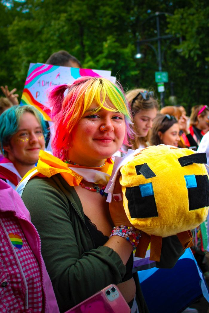Eine Person auf dem CSD mit einer Plüsch-Minecraft-Biene