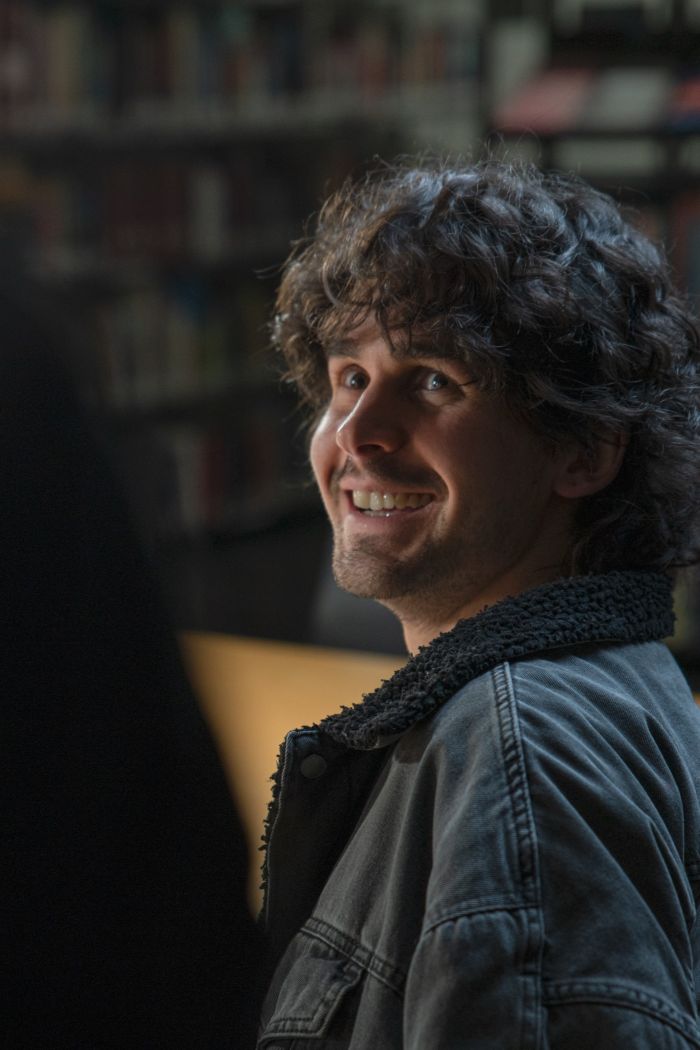 Eine sitzende Person in einer Unterhaltung, Over-the-Shoulder-shot